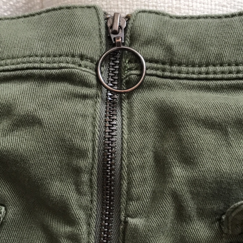 Utility style Army green  Hollister mini skirt with front pockets and zipper EUC - Picture 5 of 8